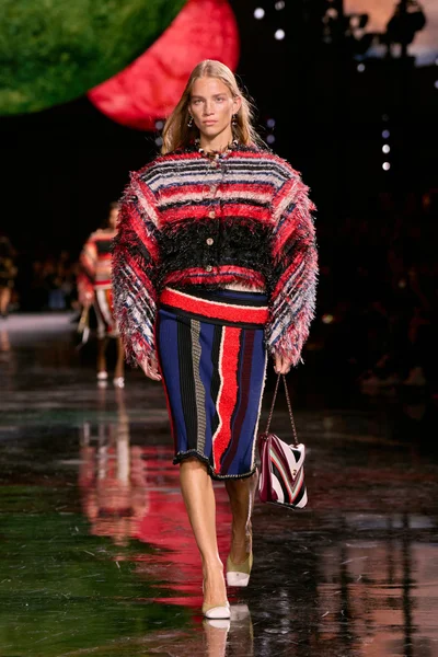 Look 64